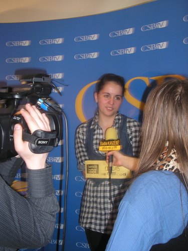 Uczennica gimnazjum udziela wywiadu do telewizji