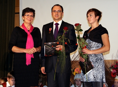 Na zdjciu z przedstawicielem Pomorskiego Kuratorium Owiaty, Marek Czarnowski i Katarzyna Kamrowska z Medalami Komisji Edukacji Narodowej