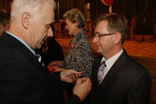 Medal otrzymuje pan Grzegorz Leszczyski
