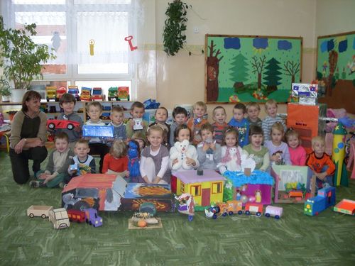 Dzieci z przygotowanymi wsplnie z Rodzicami zabawkami oraz nauczycielka Wiesawa Gierszewska