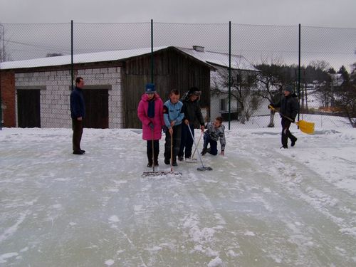 Uczniowie podczas ochoczego odnieania lodowiska