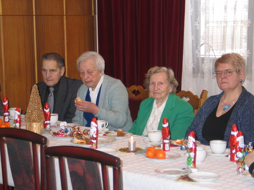 W rodku seniorki - od lewej pani Gertruda Trzebiatowska i pani Wanda Kiewska