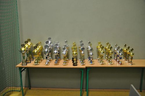 Puchary dla najlepszych zawodnikw Gminnej Ligi Tenisa Stoowego 2010/2011