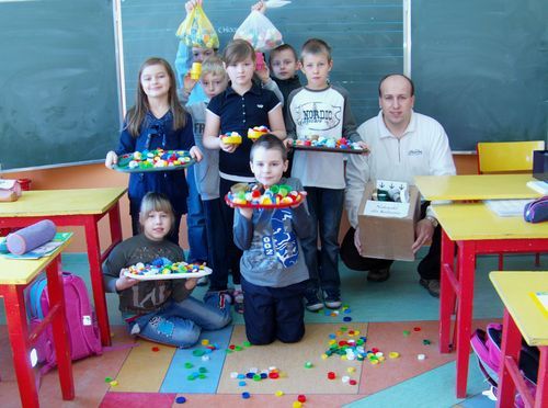 Uczniowie ze Szkoy Podstawowej w Mcikale wraz z nauczycielem p. ukaszem Gerigk. 