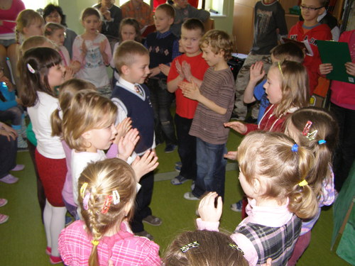 Dzieci z oddziau przedszkolnego wykonay piosenk z improwizacj ruchow pt. „Marzec”.
