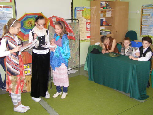 Uroczysto uatrakcyjnio przedstawienie „cibor i Dobrawa” w wykonaniu uczniw Koa „Talent” z klasy V.