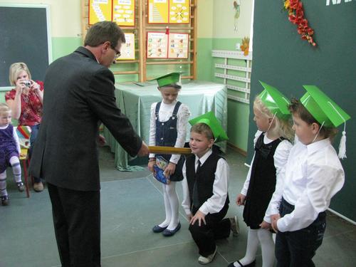 Dyrektor szkoy Grzegorz Leszczyski podczas pasowania uczniw klasy I