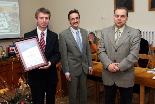 Pan Mieczysaw Spierewka (w rodku) podczas podsumowania kampanii 