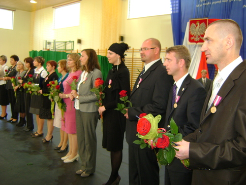 Burmistrz Brus Witold Ossowski podczas uroczystoci wrczenia Medalu Brzowego za Dugoletni Sub za dziaania na rzecz owiaty. 