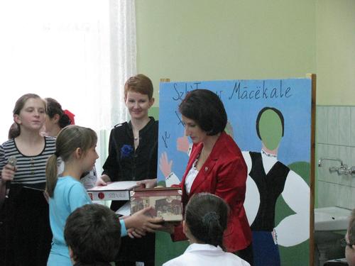 Przewodniczca Rady Miejskiej w Brusach Beata Zblewska podczas wrczania nagrody Sandrze Hamerskiej