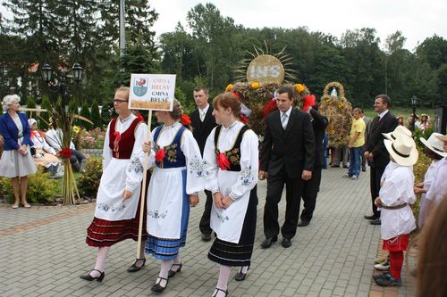 Bruski wieniec prowadzia delegacja Kaszubskiego Zespou Folklorystycznego Paneszka. 