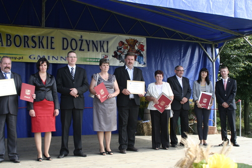 Nagrodzone osoby w konkursie na „Najadniejsz wie i posesj na terenie miasta i gminy Brusy w 2012 roku”.