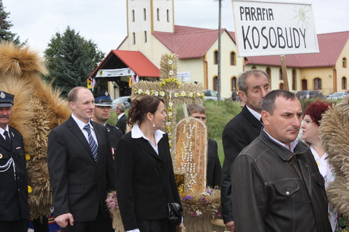 Delegacja Parafii Kosobudy podczas przemarszu na plac doynkowy.