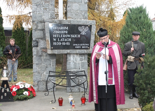 Ks. Micha Stpnik podczas modlitwy za polegych i pomordowanych.