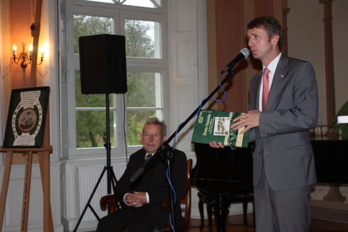 Burmistrz Brus Witold Ossowski podczas przemwienia. 