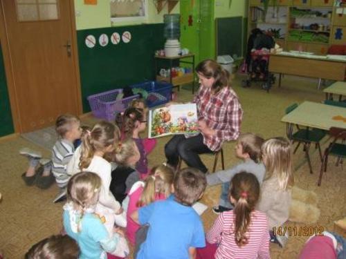 Dzieciom czyta p. Drobiska, a take...