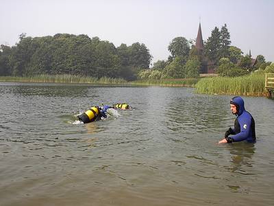 Aby zapewni bezpieczestwo trzeba zbada rwnie dno jeziora na wikszych gbokociach.