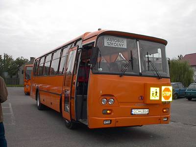 Autobus zaprezentowa si w penej krasie przed Urzdem Miejskim.