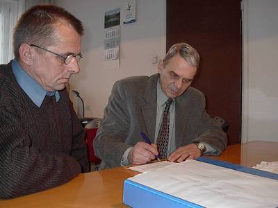 W Urzdzie Miejskim w Brusach ustpujcy przewodniczcy Stanisaw Szczepaski (z lewej) przekazuje dokumentacj oraz pieczcie Osiedla nr 1 nowemu prz