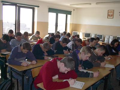 Uczniowie gimnazjum w Lubni w trakcie wypeniania ankiety nt. palenia tytoniu