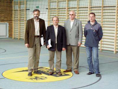 Od lewej: Mirosaw Ciemiski, projektant sali, Jacek Domozych, dyrektor Wydziau Inwestycji UM Brusy, Stanisaw Repiski, wykonawca oraz kierownik rob