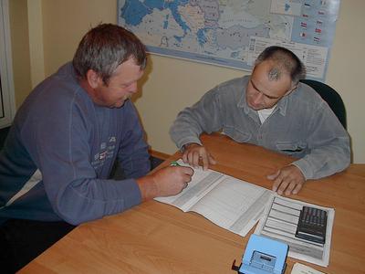 od lewej: Zdzisaw Czarnowski, rolnik z Kinic, Wojciech Grzebie, pracownik Urzdu Miejskiego sprawdza wniosek.