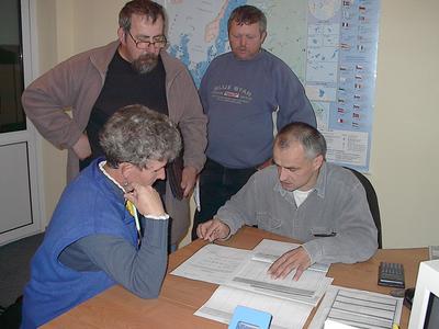od lewej: Regina Frymark z Maych Chemw, Ryszard Stoltmann z Widna, Zdzisaw Czarnowski z Kinic i Wojciech Grzebie, pracownik Urzdu Miejskiego