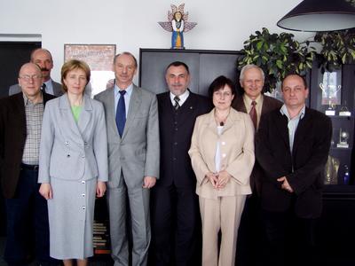 Pose Janusz Lewandowski wraz z przedstaiwcielami samorzdu lokalnego i gospodarczego podczas czerwcowej wizyty w Brusach