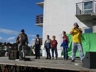 Na scenie w spektaklu przygotowanym przez Stowarzyszenie Inicjatyw Kulturalnych „Stara Wozownia” ojcowie z synami i crkami wsplnie bawil