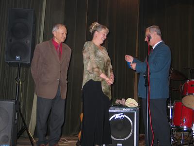 Teresa Breska otrzymuje Zot Honorow Odznak Zwizku Emerytw.