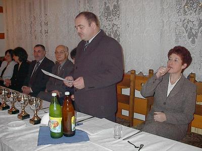 Henryk Januszewski, prezes Klubu Honorowych Dawcw Krwi przy Urzdzie Miejskim w Brusach, po prawej: Teresa Wojciechowska, skarbnik.