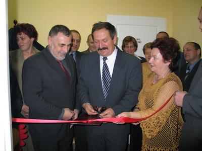 Od lewej: burmistrz Brus Jerzy Fijas, Edward Januszewski i Krystyna Spierewka dokonuj symbolicznego przecicia wstgi