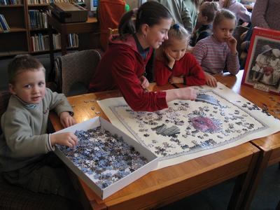Najwytrwalsi ukadali wielkie puzzle, ktre na pamitk tegorocznych ferii zawisn w bibliotece