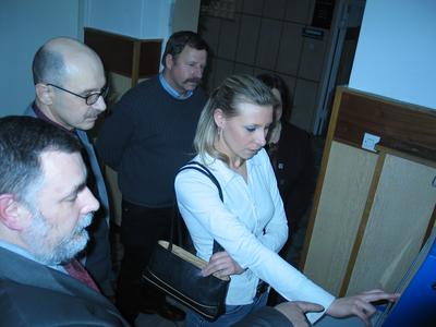 Informatyk Powiatowego Urzdu Pracy w Chojnicach objania funkcje i dziaanie kiosku