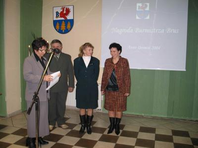 Bogumia Zitkowska ogasza laureata nagrody Burmistrza Brus w kategorii 