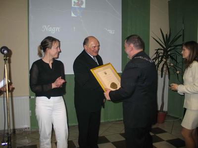 Burmistrz Brus wrcza nagrod Eugeniuszowi Fredykowi - kategoria 