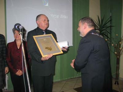 Laureatem nagrody Burmistrza Brus w kategorii 