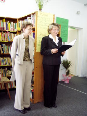 Anna Orlikowska (z prawej) czyta swoje wiersze o Mcikale