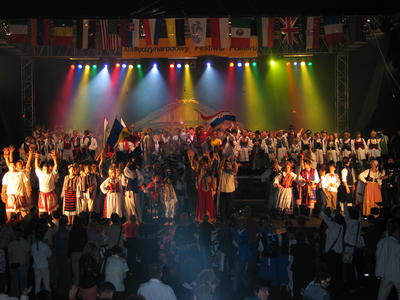 Ostatnie wsplne zdjcie wszytstkich zespow bircych udzia w XI Midzynarodowym Festiwalu Folkloru 