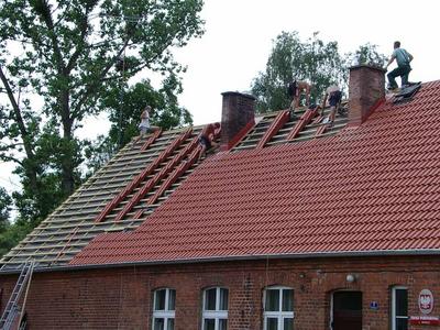 Jedna z ostatnich czci pracy na wymian pokrycia dachowego - ukadanie dachwki