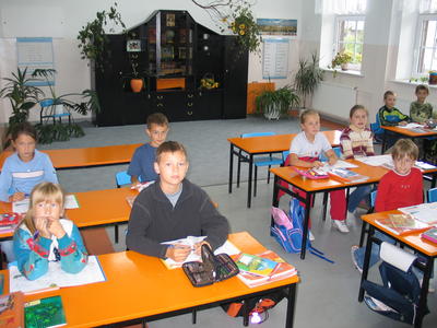 Uczniowie w nowych awkach w wyremontowanej sali lekcyjnej