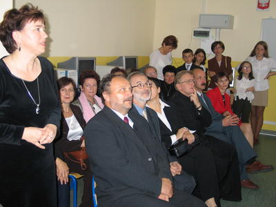 Gocie obecni na otwarciu sali komputerowej obejrzeli prezentacj multimedialn pokazujc dziaania i dokonania szkoy w Kosobudach