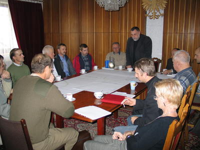 W spotkaniu uczestniczyy Rady Soeckie miejscowoci, w ktrych ma by poprawadzona linia wodocigowa