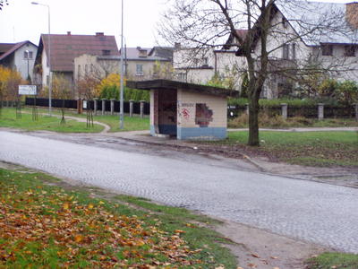 Po obu stronach ulicy Gdaskiej powstan chodniki i dwukierunkowa cieka rowerowa.