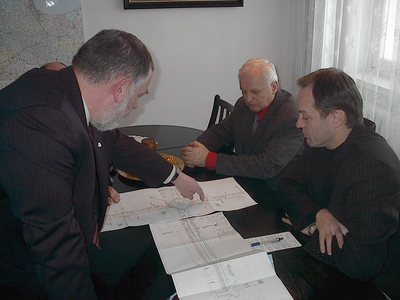 Burmistrz Brus Jerzy Fijas przedstawia Marszakowi Mieczysawowi Strukowi koncepcj przebudowy ulicy Gdaskiej i budowy ronda