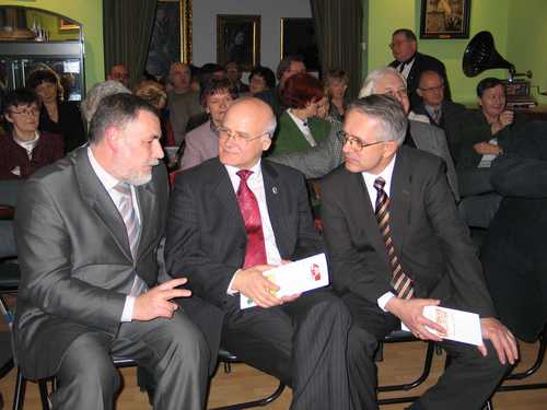 Od lewej: Burmistrz Brus Jerzy Fijas prbuje przybliy Marszakowi Wojewdztwa Wielkopolskiego i Senatorowi RP, Mieczysawowi Augustynowi  fenomem Pa