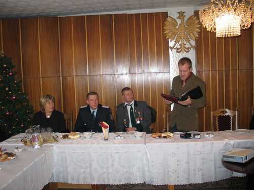 Burmistrz Gminy Gross Laasch odczytuje przygotowan szczeglnie na t wizyt przemow w jzyku polskim.