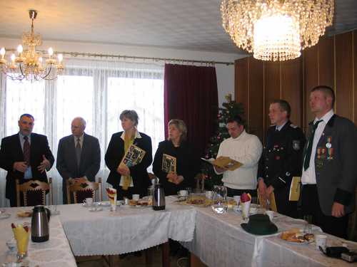 Delegacja z Niemiec otrzymaa pamitkowe foldery i materiay promocyjne o gminie Brusy.