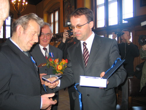 Pamitkow odznak wrczy Jarosaw Sellin z Ministerstwa Kultury
