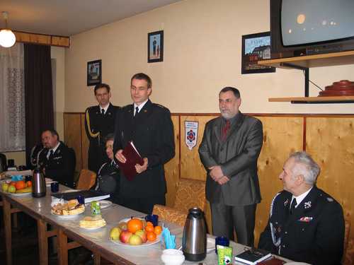 Komendant PSP w Chojnicach przekazuje yczenia od straakw z chojnickioej jednostki.